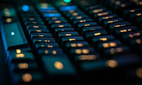 去中心化金融(DeFi)项目中，智能合约审计的特殊考虑是什么？